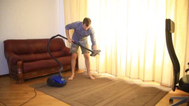 Elektrikli süpürge, etkili kullanma Temizleme adam. Elektrikli süpürge halı