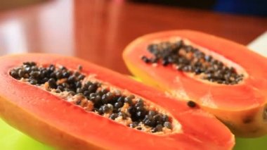 Egzotik tropik meyve masada. Tay meyve. Papaya meyve yarıya. yakın çekim