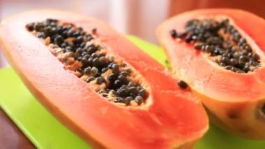 Egzotik tropik meyve masada. Tay meyve. Papaya meyve yarıya. yakın çekim