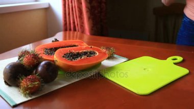 Egzotik tropik meyve masada. Tay meyve. Papaya meyve yarıya. yakın çekim