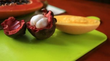 Egzotik tropik meyve masada. Tay meyve. yakın çekim