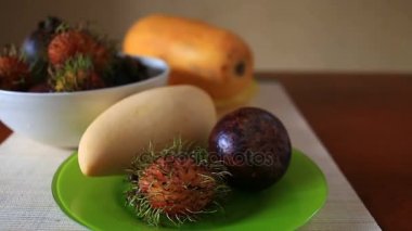 Egzotik tropik meyve masada. Tay meyve. yakın çekim