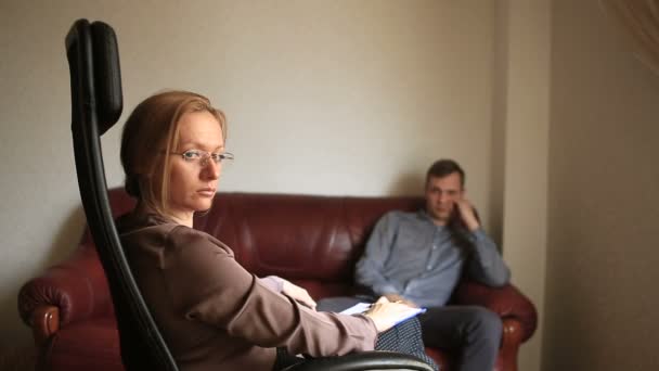 Raadpleging van een psycholoog, een vrouwelijke therapeut is de raadpleging van een patiënt met een man met een angststoornis, psychopathie. — Stockvideo