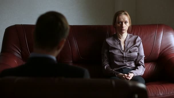 Konzultace s psychologem. Mužské psycholog konzultuje s ženou v depresi — Stock video