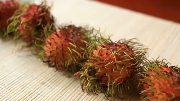 Exotiska tropiska frukter på bordet. Thailändsk frukt. närbild — Stockvideo