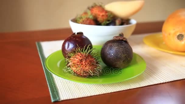 Fruits exotiques tropicaux sur la table. Des fruits thaïlandais. gros plan — Video