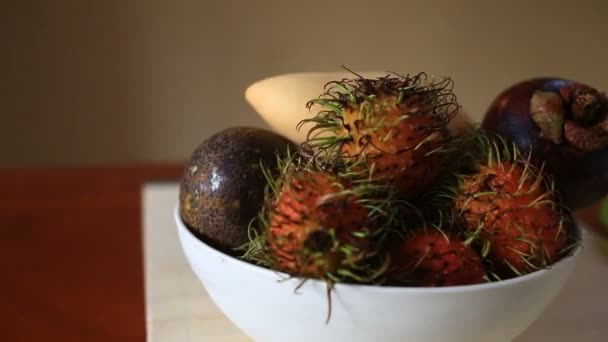 Fruits exotiques tropicaux sur la table. Des fruits thaïlandais. gros plan — Video