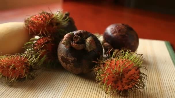 Exotiska tropiska frukter på bordet. Thailändsk frukt. närbild — Stockvideo