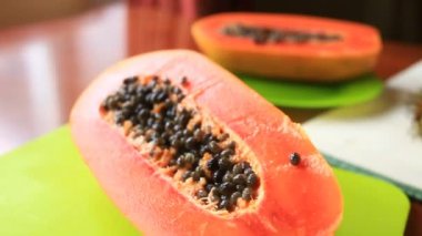 Egzotik tropik meyve masada. Tay meyve. Papaya meyve yarıya. yakın çekim