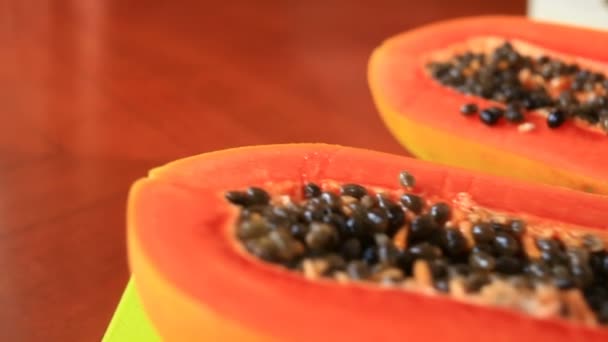 Fruta tropical exótica en la mesa. Fruta tailandesa. Fruta de la papaya cortada por la mitad. primer plano — Vídeo de stock