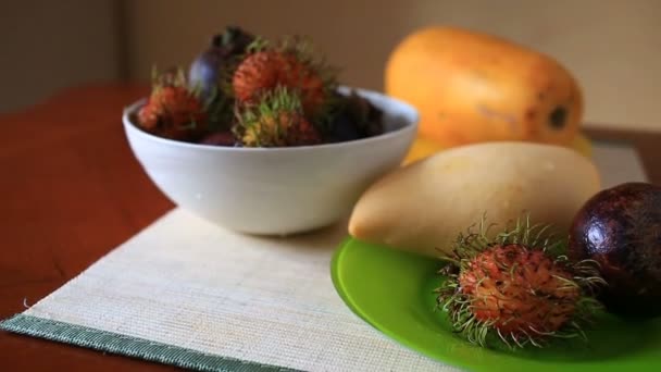 Exotiska tropiska frukter på bordet. Thailändsk frukt. närbild — Stockvideo