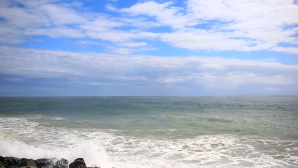 Tormenta marina, enormes olas de espuma se rompen contra las piedras — Vídeo de stock