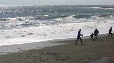 Adam tehlikeli bir kendini dev bir dalga karşı denizde fırtına sırasında yapar