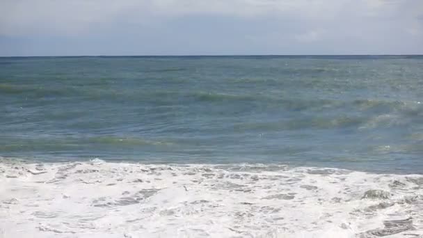 Tempête de mer, d'énormes vagues de mousse sont brisées contre les pierres — Video