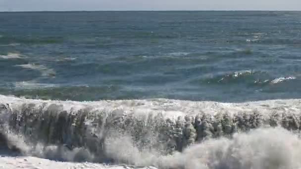 海上风暴，波波巨大的泡沫都破了反对石头 — 图库视频影像