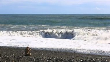 Adam tehlikeli bir kendini dev bir dalga karşı denizde fırtına sırasında yapar