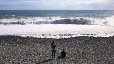 Adam tehlikeli bir kendini dev bir dalga karşı denizde fırtına sırasında yapar