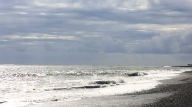 Deniz fırtına, köpük, dev dalgaları karşı taşlar kırık