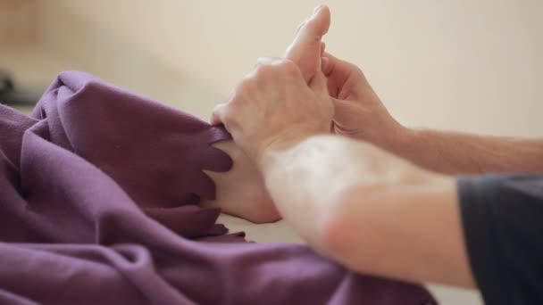 Ανδρικό μασάζ θεραπευτής κάνει ένα μασάζ ποδιών για μια γυναίκα — Αρχείο Βίντεο