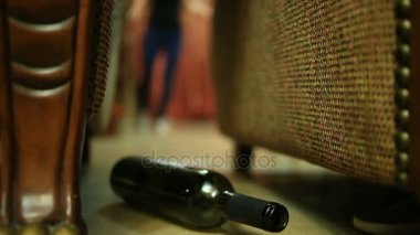 İçme alkol, kadın elinde şişe ile bir kadın. Alkol arka plan yerde yatarken bir kadının altında boş şişe.