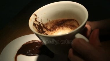 Kahve telvesi üzerinde bir kupa kahve telvesi ile tutan bir el tahmin. Yakın çekim.