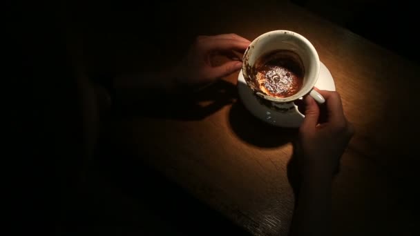 Gissa på kaffesump, en kvinnlig hand hållande en kaffemugg med kaffesump. Närbild. — Stockvideo