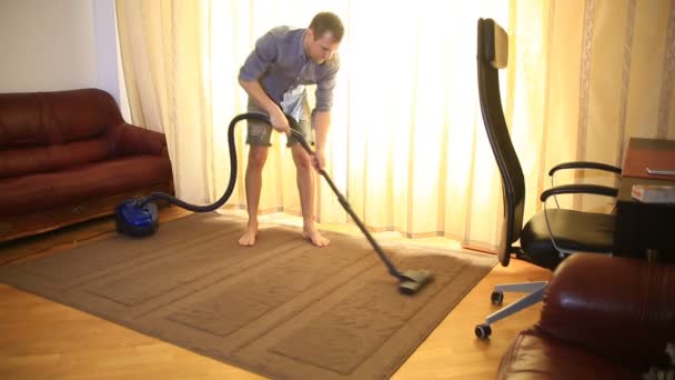 Man cleaning using vacuum cleaner, effective. Vacuum cleaner carpet — Stock Video