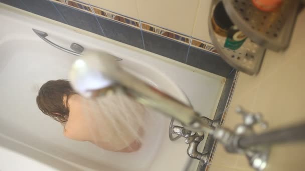 Sexuelle Gewalt und Vergewaltigung, Selbstmord und Missbrauch des Konzepts. die nackte traurige Frau sitzt unter der Dusche und schluchzt unter den Wasserströmen — Stockvideo