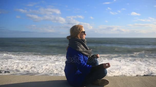 De vrouw is mediteren op het strand tijdens een storm. Gelijkmoedigheid, weerstand tegen stress — Stockvideo