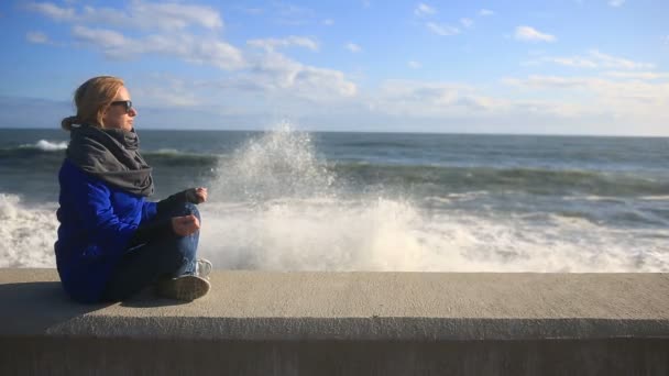 Женщина медитирует на пляже во время шторма. Спокойствие, устойчивость к стрессам — стоковое видео