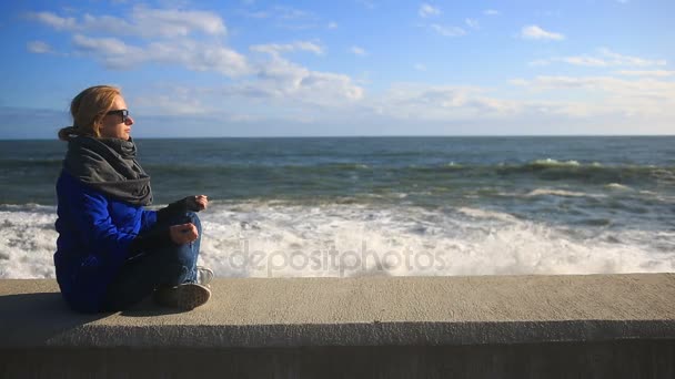 Žena je meditace na pláži během bouře. Vyrovnanost, odolnost vůči stresu — Stock video