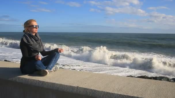 De vrouw is mediteren op het strand tijdens een storm. Gelijkmoedigheid, weerstand tegen stress — Stockvideo