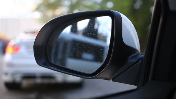 El tráfico animado de coches en la carretera de la ciudad reflejado en el espejo retrovisor — Vídeo de stock