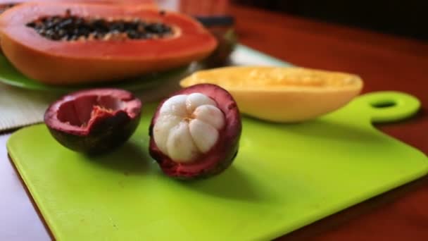 Exotische tropische vruchten op tafel. Thaise groenten. Close-up — Stockvideo