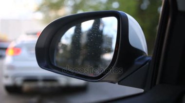 Animasyonlu Rating şehir karayolu üzerinde otomobillerin dikiz aynası yansıyan