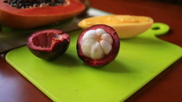 Exotische tropische vruchten op tafel. Thaise groenten. Close-up — Stockvideo