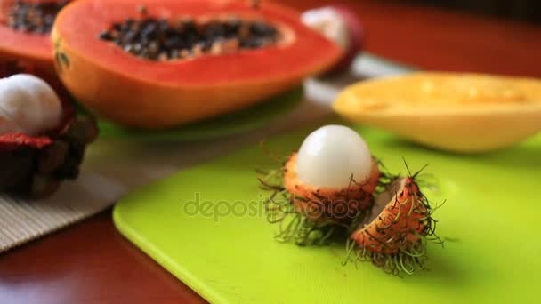 充满异国情调的热带水果，在桌子上。泰国的水果。特写 — 图库视频影像