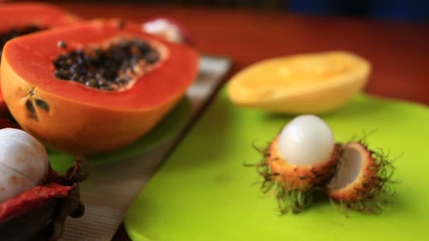 Fruits exotiques tropicaux sur la table. Des fruits thaïlandais. gros plan — Video