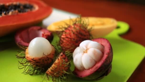 充满异国情调的热带水果，在桌子上。泰国的水果。特写 — 图库视频影像