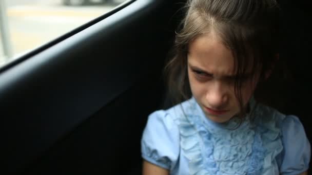 小女孩在车里闷闷不乐- -从窗口往外看- -街上的倒影 — 图库视频影像