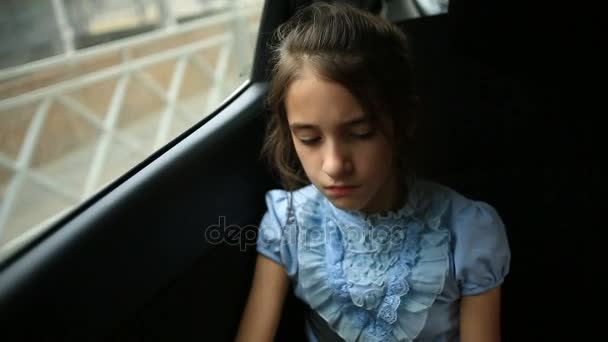 Niña, aburrida en el coche - mirando por la ventana a través de la ventana - reflejo de la calle — Vídeos de Stock