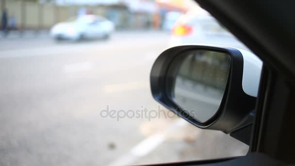 The animated traffic of cars on the city highway reflected in the rear-view mirror — Stock Video