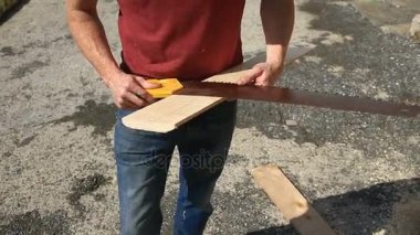 adam bir biçimlendirme üzerinde ahşap tahta yakın çizer.