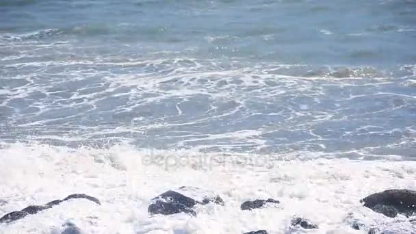 Tormenta marina, enormes olas de espuma se rompen contra las piedras — Vídeo de stock