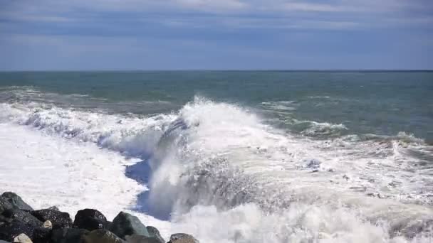 Burza na morzu, ogromne fale piany są przerwane przed kamieniami — Wideo stockowe