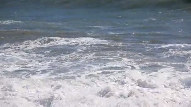 Tempestade marítima, enormes ondas de espuma são quebradas contra pedras — Vídeo de Stock