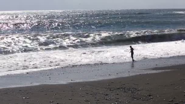 Man makes a dangerous self during a storm on the sea against a giant wave — Stock Video