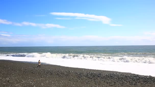Человек делает опасные себя во время шторма на море против гигантской волны — стоковое видео