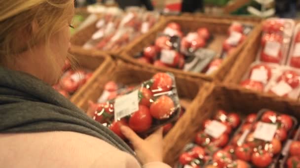 La gente en la tienda elige tomates para comprar — Vídeos de Stock