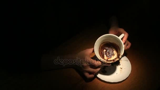 Gissa på kaffesump, en kvinnlig hand hållande en kaffemugg med kaffesump. Närbild. — Stockvideo